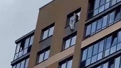 Пожарные сняли девочку с карниза горящей квартиры на 17-м этаже в Екатеринбурге - nation-news.ru - Екатеринбург - Свердловская обл.