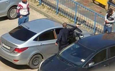 В Батайске вооруженный пистолетом мужчина устроил на улице дебош - privet-rostov.ru - Батайск