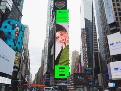 Клавдия Кока - Ева Польна - Алена Швец - Поддержавшая "иноагентов" Монеточка появилась на билборде Spotify в Нью-Йорке - sobesednik.ru - Нью-Йорк - Нью-Йорк
