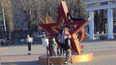 Воронежцы возмутились играми детей на установленном ко Дню Победы арт-объекте - vestivrn.ru - Павловск