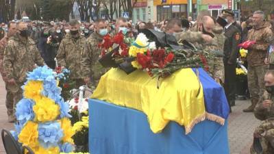 Погибшего на Донбассе воина Романа Гуляка похоронили на Хмельнитчине - 24tv.ua - Волочиск