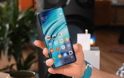 Все еще работает: смартфон Xiaomi Mi 10 раздавили автобусом и мира - cursorinfo.co.il - Китай