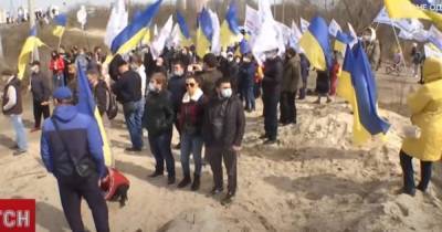 Инвесторы банка "Аркада" против активистов: на столичных Осокорках сошлись два митинга - tsn.ua - Киев