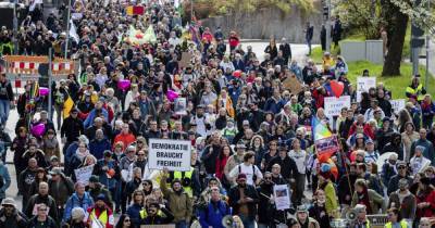 В Штутгарте тысячи человек протестовали против карантина: "С нами обращаются как с несовершеннолетними" - tsn.ua - Германия