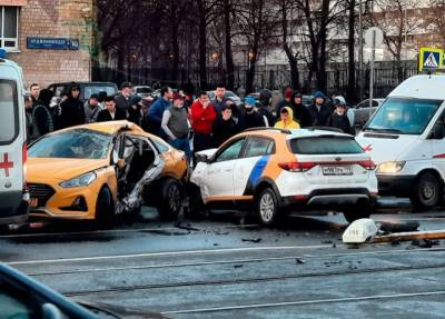 Водитель каршеринга уходил от погони и протаранил такси, погибли двое - province.ru - Москва