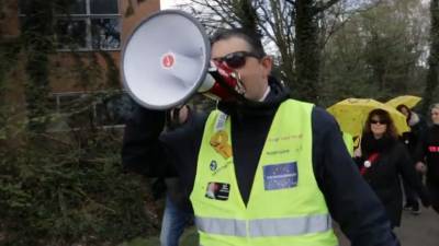 Барабанный бой и стычки с полицией: как в Европе протестуют против антикоронавирусных ограничений - russian.rt.com - Бельгия - Сербия - Голландия - Белград