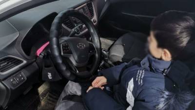Ребенок за рулем авто устроил аварию в Петербурге и прокатил очевидца на капоте - 5-tv.ru - Санкт-Петербург