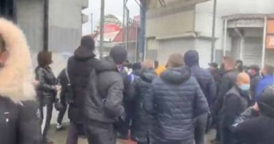 Торговцы прогнали силовиков, которые хотели заблокировать рынок в Николаеве (ВИДЕО) - dsnews.ua - Николаев