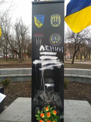 В Лисичанске вандалы повредили памятник Героям добровольцам (фото) - vchaspik.ua - Украина - Лисичанск