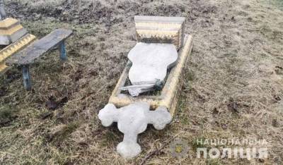 В Винницкой области подростки повредили 8 памятников на кладбище - 24tv.ua - Винницкая обл.