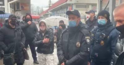 "Красная зона" в Николаеве: Нацгвардия полностью заблокировала вещевой рынок (фото, видео) - focus.ua - Николаев