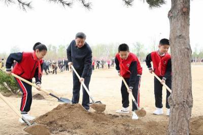 Си Цзиньпин - Глава КНР Си Цзиньпин посадил деревья с жителями Пекина - abnews.ru - Пекина