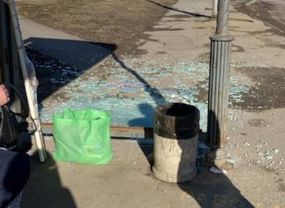 Липецкие вандалы разбили стеклянную панель автобусной остановки - 7info.ru - Липецк