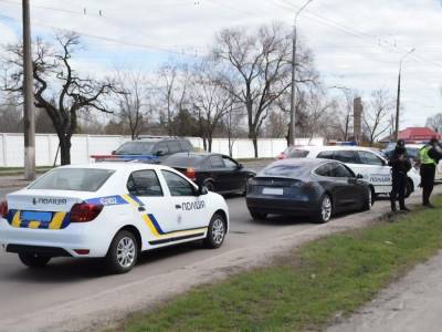 В Николаеве водитель Tesla наехал на патрульного – полиция - gordonua.com - Николаевская обл.