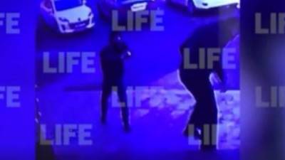 В Москве мужчина выстрелил в охранника, отказавшегося впустить его в ТЦ - m24.ru - Москва