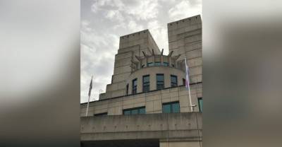 Джейми Варди - Ричард Мур - Британская спецслужба MI6 вывесила флаг трансгендеров над своей штаб-квартирой - reendex.ru - Лондон
