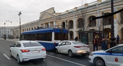 В ДТП с троллейбусом и такси у Гостиного двора двое пострадавших - neva.today - Санкт-Петербург