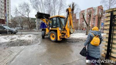 Коммунальщики ездят по газонам (ФОТО) - newdaynews.ru - Екатеринбург - район Ленинский