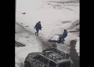 Фельдшеры скорой помощи в Нижнекамске волоком тащили пациента по грязи - province.ru - Нижнекамск
