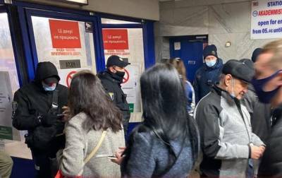 В метро Киева не пускают без спецпропуска - korrespondent.net - Киев