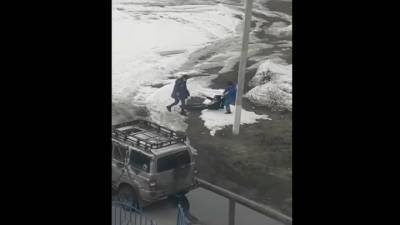 Фельдшеры волоком протащили пациента по грязи. Видео - vesti.ru - респ. Татарстан - Нижнекамск