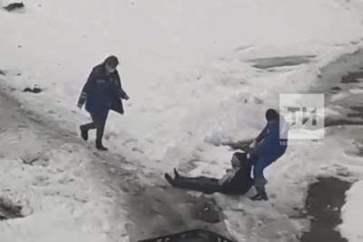 В Татарстане фельдшеры «скорой» протащили мужчину по снегу - kazan.mk.ru - респ. Татарстан - Нижнекамск