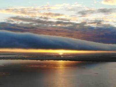 Видео: на Финском заливе запечатлели уникальное огромное облако-трубу - ivbg.ru