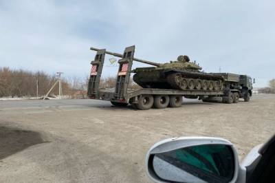 Под Новосибирском музейный танк повредил фургон грузового авто - runews24.ru - Новосибирск - Тула - Новосибирская обл.