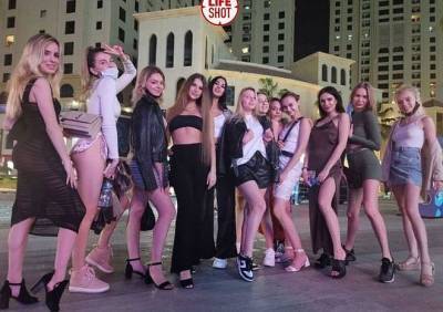 В Дубае будут судить компанию девушек, обнажившихся на камеру - ya62.ru - Эмираты - Dubai - Дубаи