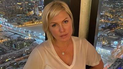 «Афина непобедимая»: голая Наталья Рагозина окрасилась в золото в честь юбилея - 5-tv.ru - Москва