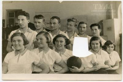 Туляки гадают, кто вырезал лицо волейболистки из фото 1937 года - tula.mk.ru - Тула - Новомосковск