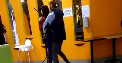 Житель Кемерова разбил бутылку и взял в заложники девушку в торговом центре — видео - reendex.ru - Кемерова