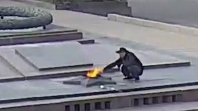 В Волгограде возбудили дело на прикурившего от Вечного огня мужчину - iz.ru - Волгоград