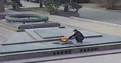 В Волгограде возбудили дело на мужчину, прикурившего от Вечного огня - readovka.news - Волгоград - Волгоградская обл.
