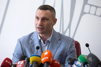 Владимир Зеленский - Виталий Кличко - В Офисе Зеленского обрушились с критикой на администрацию Кличко - lenta.ru - Киев