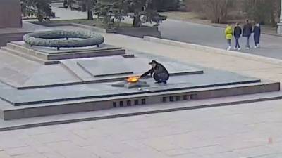 В Волгограде завели дело против мужчины, прикурившего от Вечного огня - gazeta.ru - Волгоград