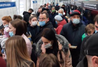 Огромная очередь выстроилась за фото на загранпаспорта в Петербурге - abnews.ru - Санкт-Петербург - респ. Алтай - район Красногвардейский - республика Карелия