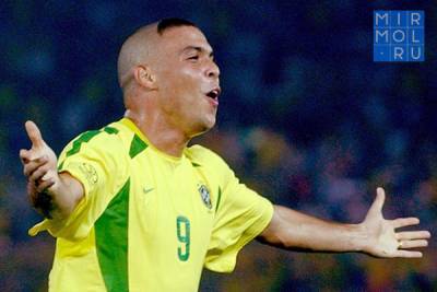Экс-футболист Роналдо попросил прощения у матерей своих фанатов за стрижку на ЧМ-2002 - mirmol.ru - Бразилия