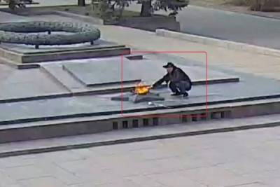 Заведено дело на нетрезвого волгоградца, прикурившего от Вечного огня - volg.mk.ru - Волгоград - Волгоградская обл.