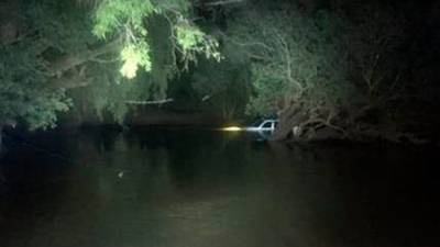 Пара провела ночь на крыше сломавшейся машины посреди реки с крокодилами - m24.ru - Австралия