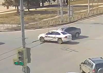Lada Vesta - Момент столкновения двух легковушек у Центрального автовокзала попал на видео - ya62.ru - Рязань