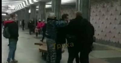 Антимасочные разборки в метро Харькова: пассажир-нарушитель устроил дебош в подземке (видео) - tsn.ua - Харьков