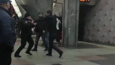 Мужчина устроил драку с полицией в метро Харькова: не хотел надевать маску – видео - 24tv.ua - Киев - Харькова - Новости