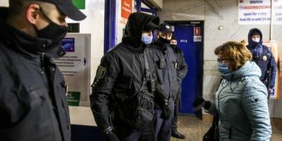 В Киеве полиция не пропускала в метро людей, которые представлялись медиками и показывали спецпропуска на телефонах - nv.ua - Киев