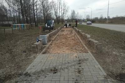Тротуарную плитку снимают на улице Юности в Пскове - mk-pskov.ru - Псков