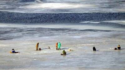 Бесстрашные сахалинские рыбаки вышли на тонкий лед ради улова - 5-tv.ru - Сахалинская обл.