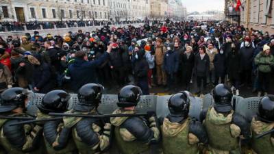 Алексей Навальный - Петербуржца осудили условно за толчок полицейского на митинге - svoboda.org - Москва - Санкт-Петербург