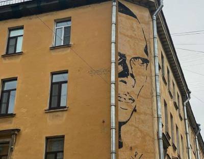 Георгий Полтавченко - В Петербурге районная администрация через суд требует закрасить граффити с Хармсом - znak.com - Санкт-Петербург - Дзержинск - район Центральный