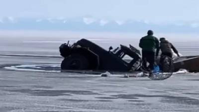 Грузовик, мчавшийся по льду Байкала, провалился в воду. Видео - vesti.ru - Иркутская обл.