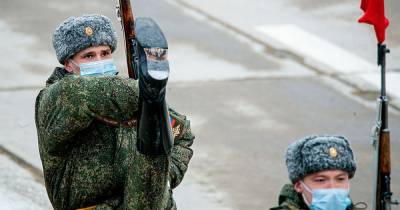 В сети обратили внимание на растяжку солдата на репетиции парада Победы - moslenta.ru - Московская обл. - Алабино